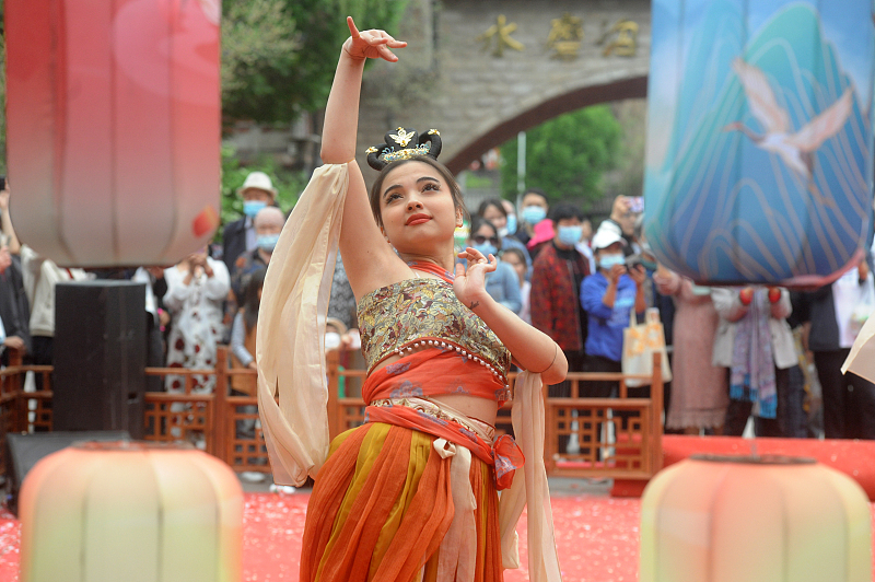 An artist shows off dancing performances in Urumqi, Xinjiang Uygur Autonomous Region. /CFP