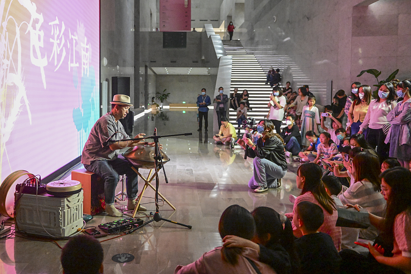A musician performs at a museum night event in Suzhou City, Jiangsu Province. /CFP