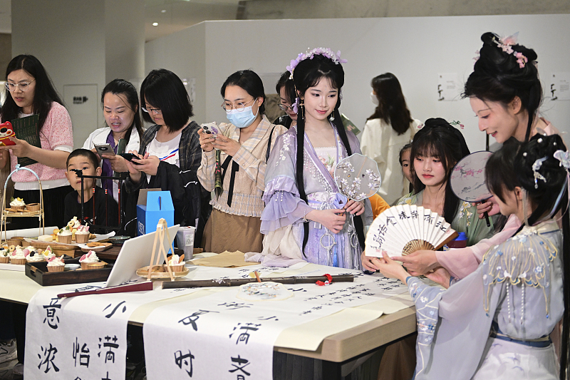 Visitors participate in a calligraphy activity at a museum night event in Suzhou City, Jiangsu Province. /CFP