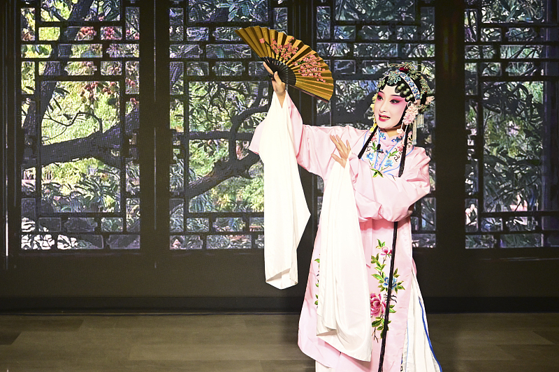 An artist performs traditional Chinese opera at a museum night event in Suzhou City, Jiangsu Province. /CFP