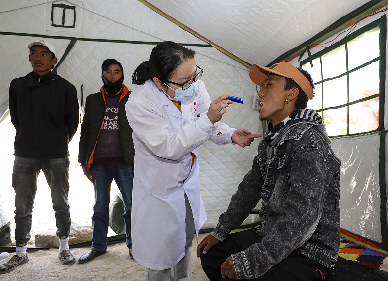 A doctor from the Shaanxi medical team to Xizang performs oral examinations for local people in Ngari Prefecture, southwest China's Xizang Autonomous Region, July 31, 2020.