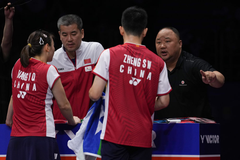 Zhang Jun (R2), president of the Chinese Badminton Association, talks to Zheng Siwei (R1) and Huang Yaqiong (L1) of China during the Sudriman Cup final mixed doubles match in Suzhou, east China's Jiangsu Province, May 21, 2023. /Xinhua news Agency