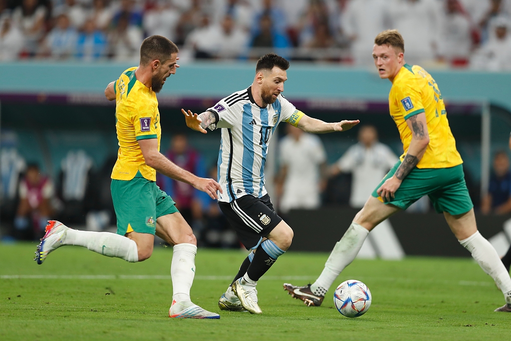 Lionel Messi (C) of Argentina dribbles in the FIFA World Cup Round of 16 game against Australia at Ahmad Bin Ali Stadium in Doha, Qatar, December 3, 2022. /CFP