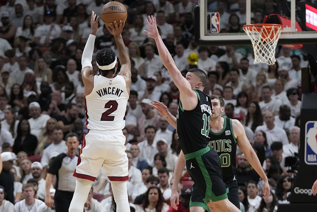 Gabe Vincent (#2) of the Miami Heat shoots in Game 3 of the NBA Eastern Conference Finals against the Boston Celtics at the Kaseya Center in Miami, Florida, May 21, 2023. /CFP