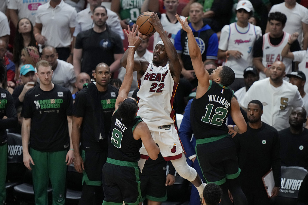 Jimmy Butler (#22) of the Miami Heat shoots in Game 3 of the NBA Eastern Conference Finals against the Boston Celtics at the Kaseya Center in Miami, Florida, May 21, 2023. /CFP
