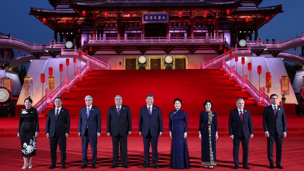 Chinese President Xi Jinping and First Lady Peng Liyuan pose for a group photo with leaders from Central Asian countries in front of Ziyun Tower in Xi'an, northwest China's Shaanxi Province, May 18, 2023. /Xinhua