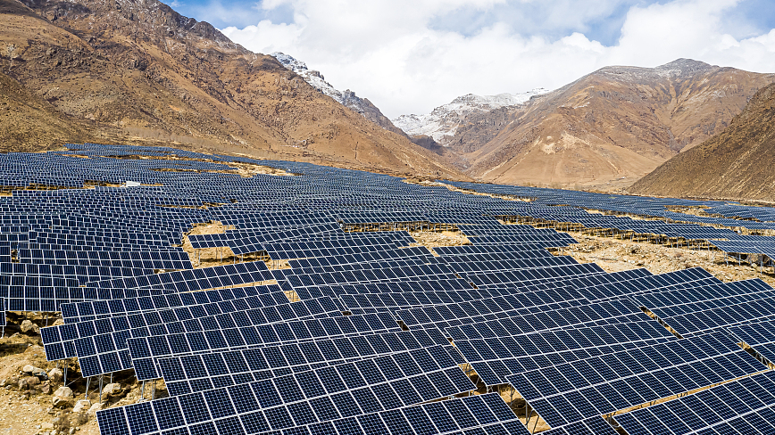 2021 年 4 月 4 日，中国西南部西藏自治区拉萨市的一座太阳能发电厂。/CFP