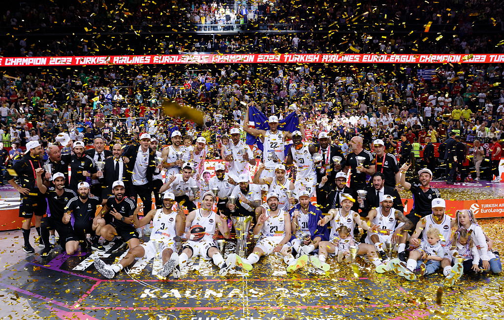 Real Madrid players celebrate after winning the Euroleague Basketball title against Olympiacos Piraeus in Kaunas, Lithuania, May 21, 2023. /CFP