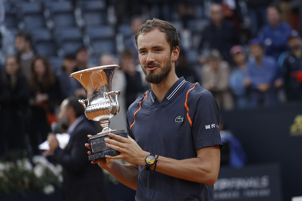 Daniil Medvedev of Russia poses with the trophy during the men's singles award ceremony at the Italian Open in Rome, May 21, 2023. /CFP