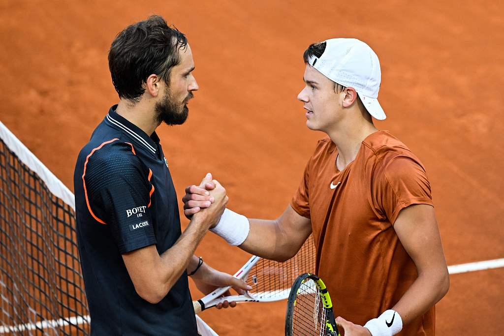 Russia's Daniil Medvedev (L) and Denmark's Holger Rune (R) shake hands after the men's singles final at the Italian Open in Rome, May 21, 2023. /CFP