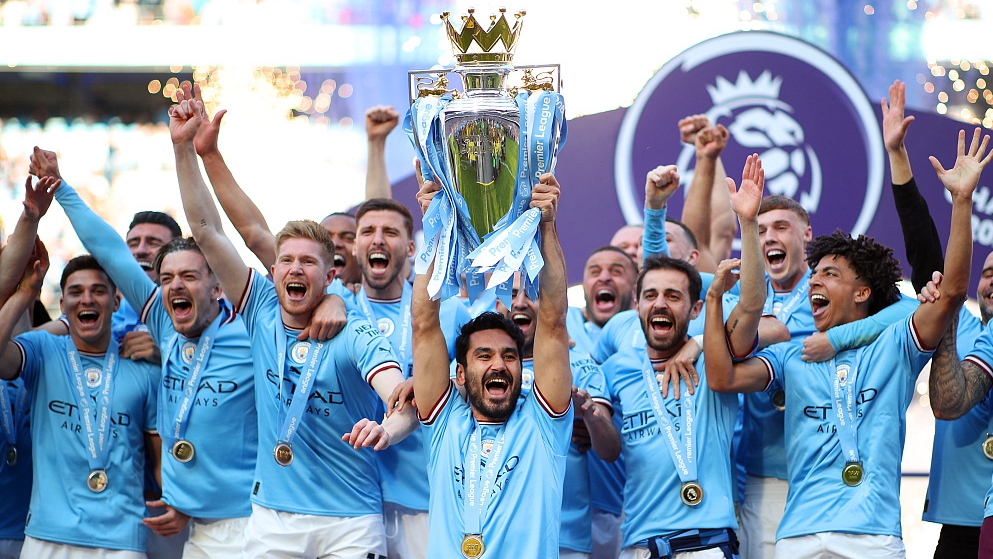 Manchester City captain Ilkay Gundogan lifts the Premier League trophy following their Premier League clash with Chelsea at Etihad Stadium in Manchester, England, May 21, 2023. /CFP