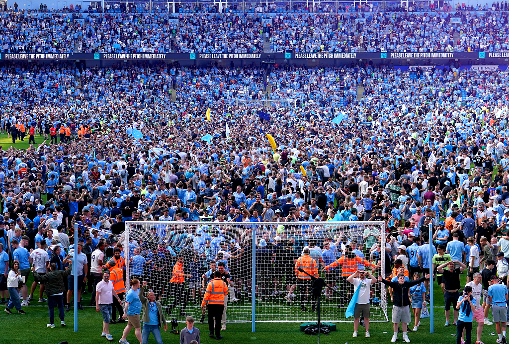 Manchester City fans invade the pitch as they celebrate their Premier League title win at Etihad Stadium in Manchester, England, May 21, 2023. /CFP