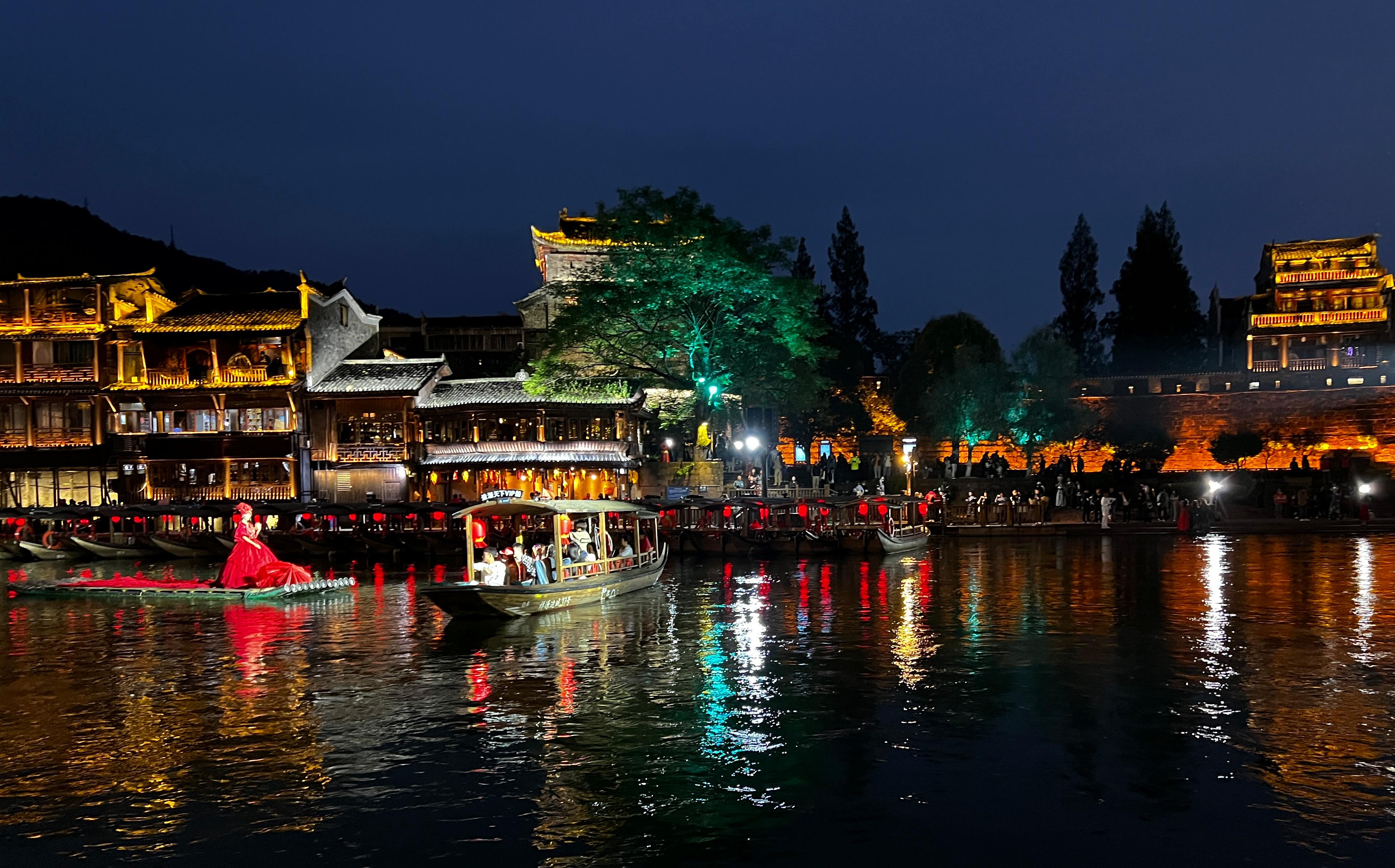 2023 年 5 月 22 日，湖南省凤凰古镇的夜景。/CFP