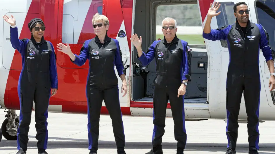 LR：SpaceX 猎鹰 9 号火箭的机组人员、沙特阿拉伯宇航员 Rayyanah Barnawi、指挥官 Peggy Whitson、飞行员 John Shoffner 和沙特阿拉伯宇航员 Ali al-Qarni 抵达位于佛罗里达州卡纳维拉尔角的肯尼迪航天中心，然后再向国际发射空间站，2023 年 5 月 21 日。/美联社
