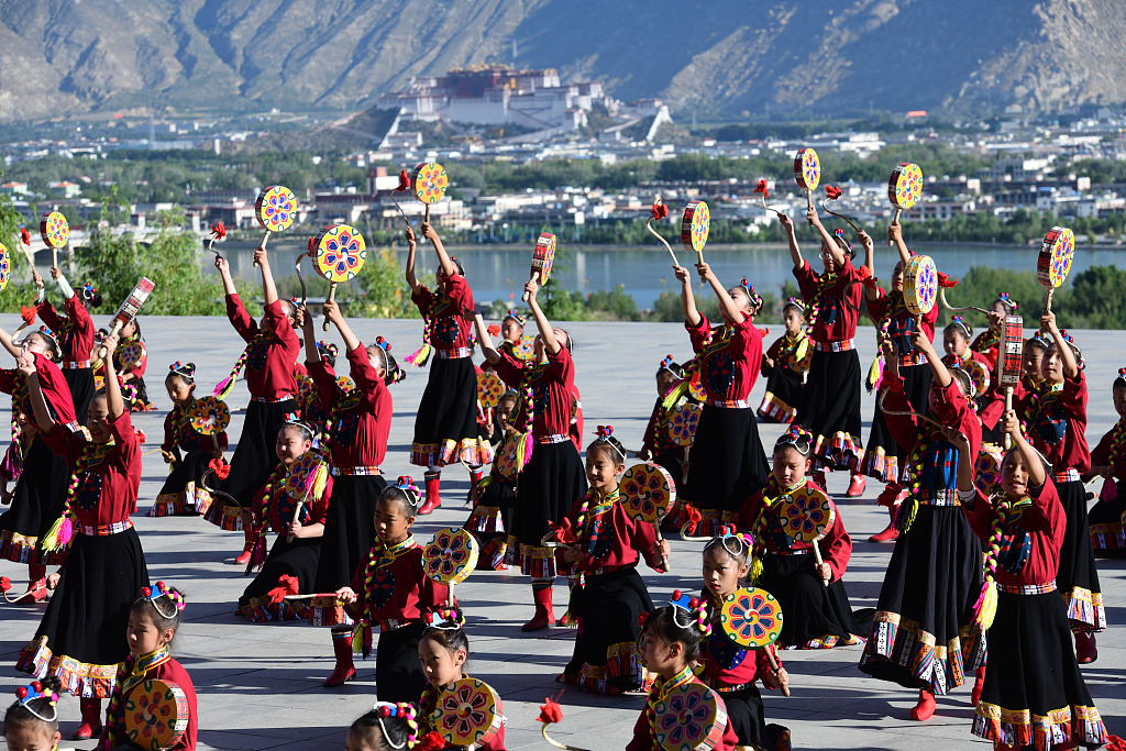 Young people in Cijuelin village practice Tibetan-style dance. /CFP