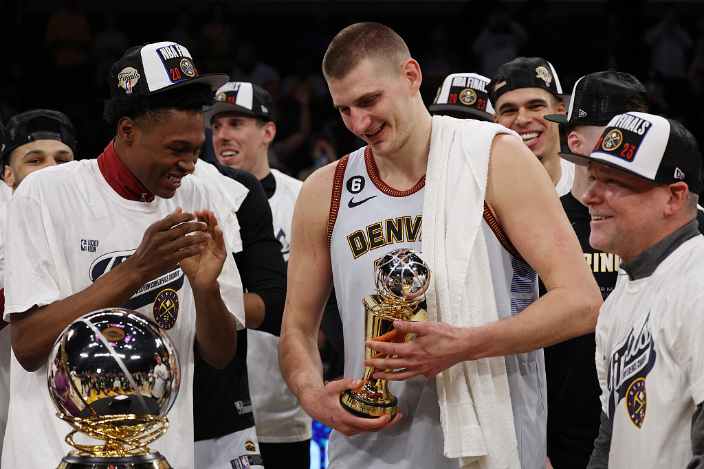 Nikola Jokic (C) of the Denver Nuggets celebrates with teammates after receiving the MVP Trophy following Game 4 of the Western Conference Finals against the Los Angeles Lakers in Los Angeles, U.S., May 22, 2023. /CFP