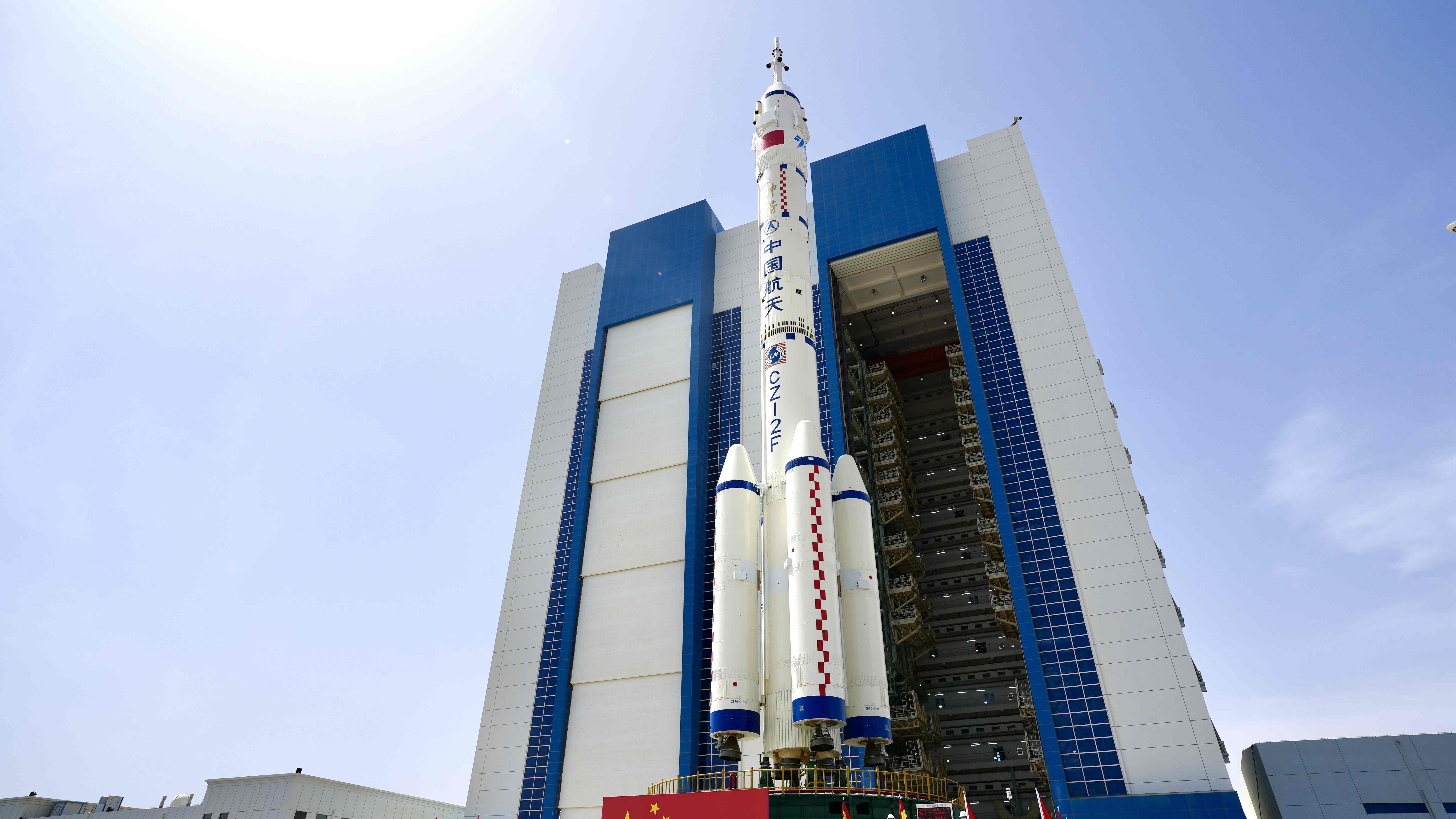 The Long March 2F-Y16 carrier rocket for the Shenzhou-16 manned mission leaving the assembly building to the launch pad, May 22, 2023. /CGTN