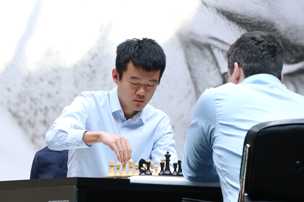 2023 年 4 月 30 日，丁（左）参加在哈萨克斯坦阿斯塔纳举行的 2023 年世界国际象棋锦标赛决赛。/CFP