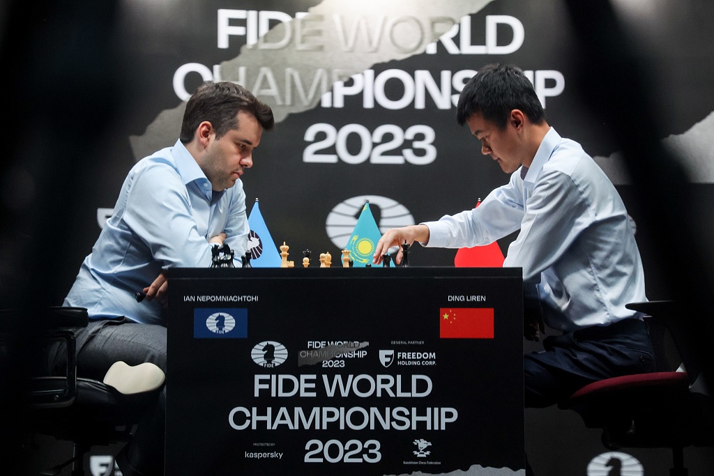 Russia's chess grandmaster Ian Nepomniachtchi (L) and China's chess grandmaster Ding Liren at the final of the 2023 World Chess Championship in Astana, Kazakhstan, April 30, 2023. /CFP