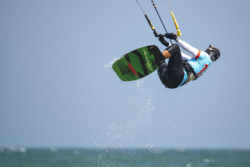 2023 年 5 月 22 日，一名风筝冲浪者在海南省琼海市参加比赛。/CFP