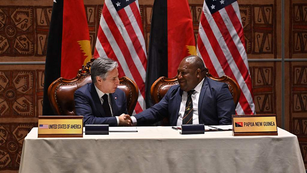 U.S. Secretary of State Antony Blinken (L) and Papua New Guinea's Defence Minister Win Bakri Daki shake hands after signing a security agreement at the Forum for India-Pacific Islands Cooperation in Port Moresby, Papua New Guinea, May 22, 2023. /CFP