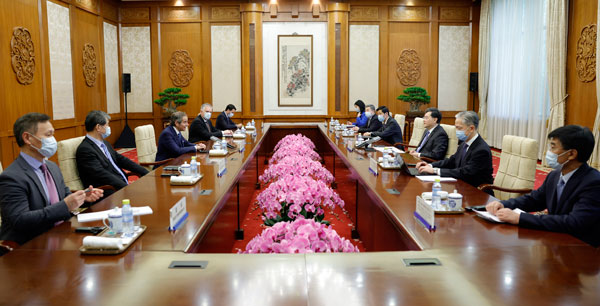 2023 年 5 月 23 日，秦刚在中国北京与拉斐尔·格罗西举行会谈。/中国外交部