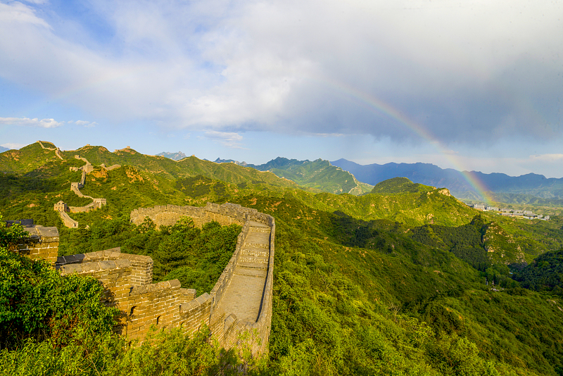 A rainbow appears at the Jinshanling section of the Great Wall in Hebei Province on May 22, 2023. /CFP