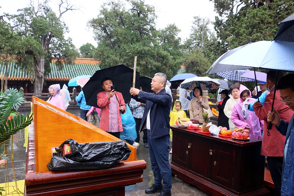 Visitors offer incense in front of the Temple of Confucius to show respect for knowledge and ancient wisdom in Qufu, Shandong Province, May 21, 2023. /CFP