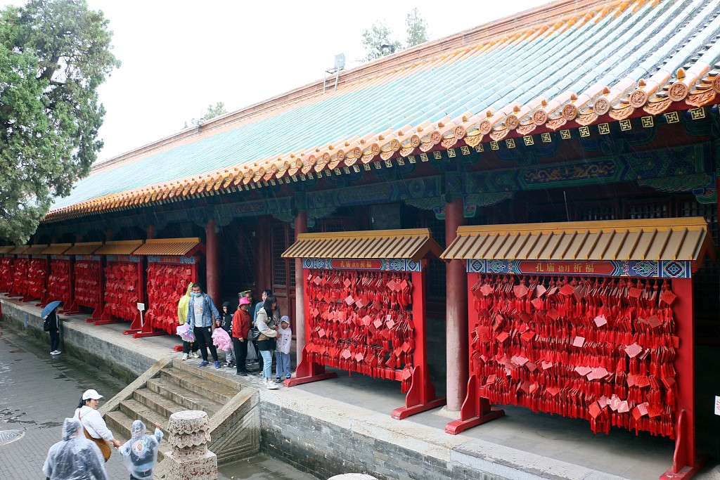 Students and parents are seen outside the Temple of Confucius hanging their wishes and hopes for good test scores in Qufu, Shandong Province, May 21, 2023. /CFP