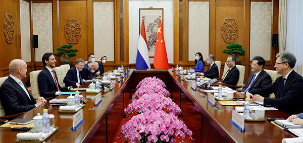 2023 年 5 月 23 日，秦刚在北京与 Wopke Hoekstra 举行会谈。/中国外交部