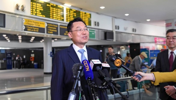 2023 年 5 月 23 日，谢峰抵达美国纽约约翰肯尼迪国际机场时对媒体发表讲话。/中国驻美国大使馆