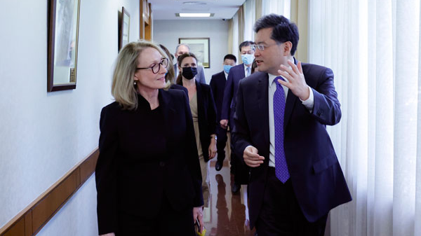 Chinese State Councilor and Foreign Minister Qin Gang (R) talks with Erica Muhl, president of Berklee College of Music, Beijing, May 23, 2023. /Chinese Foreign Ministry