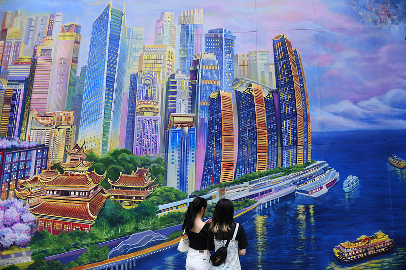 A giant three-dimensional mural appears in Chongqing's Yuzhong District on May 23, 2023. /CFP
