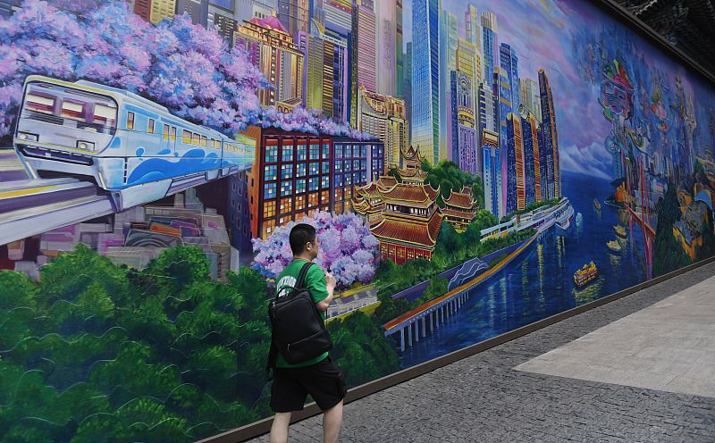 A giant three-dimensional mural appears in Chongqing's Yuzhong District on May 23, 2023. /CFP