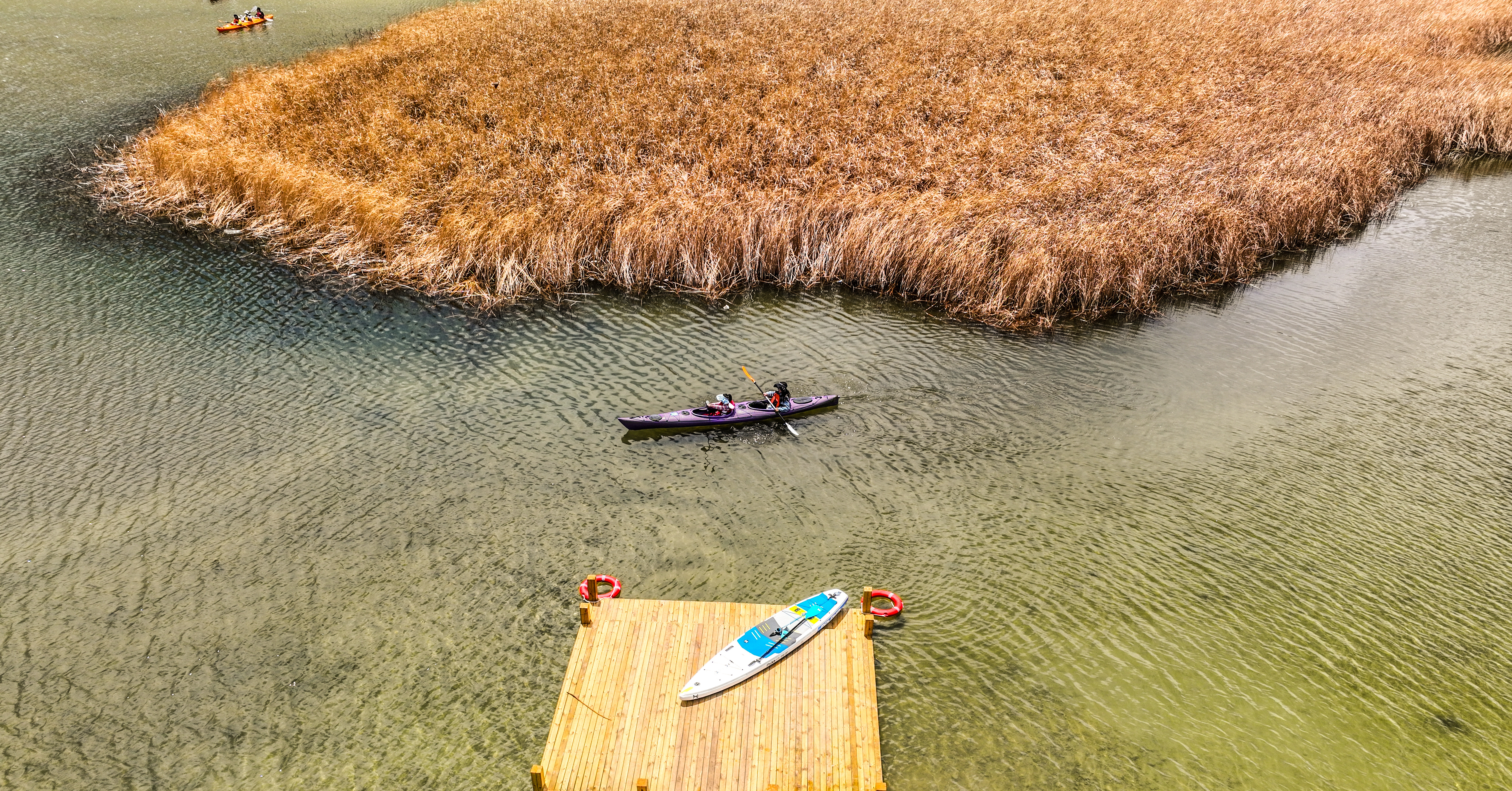 Tourists enjoy kayaking activities at Junpa Fishing Village on the outskirts of Lhasa, capital of southwest China's Xizang Autonomous Region, May 2, 2023. 