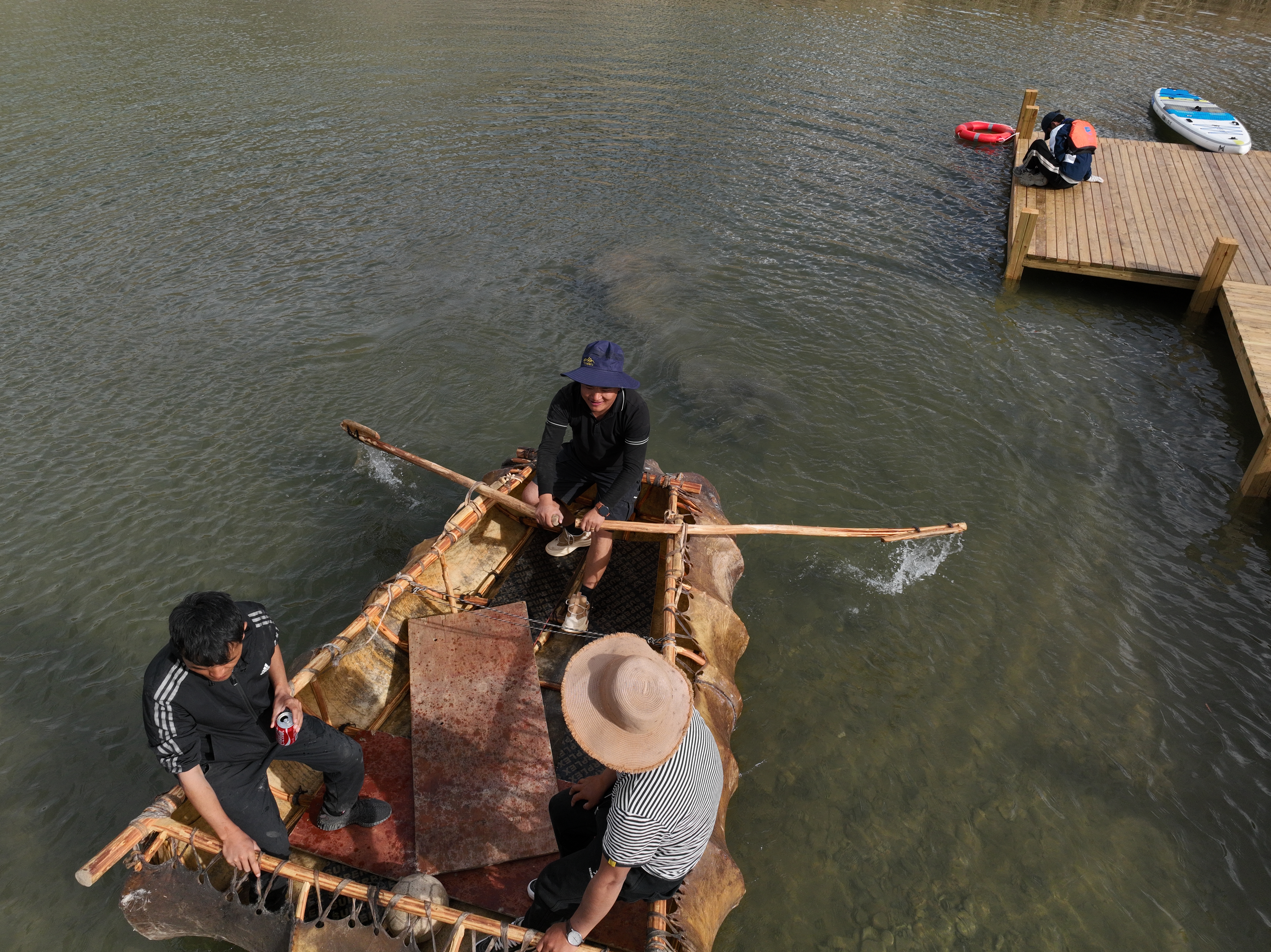 2023 年 5 月 2 日，Junpa 渔村的传统牛皮划船活动。 