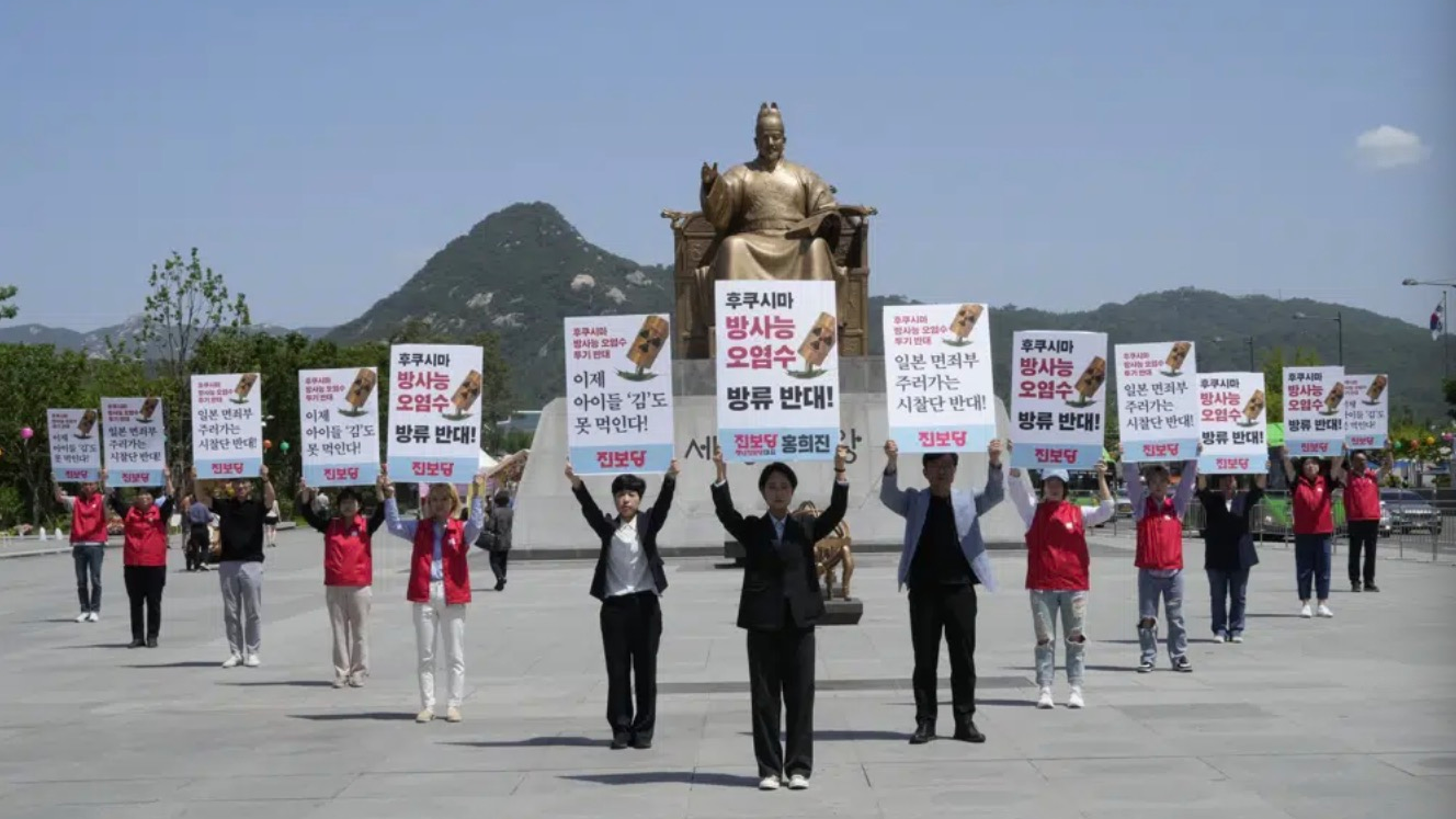 2023 年 5 月 23 日，韩国首尔，进步派金波党的成员举行集会，反对日本政府决定从福岛核电站释放经过处理的放射性水。/美联社