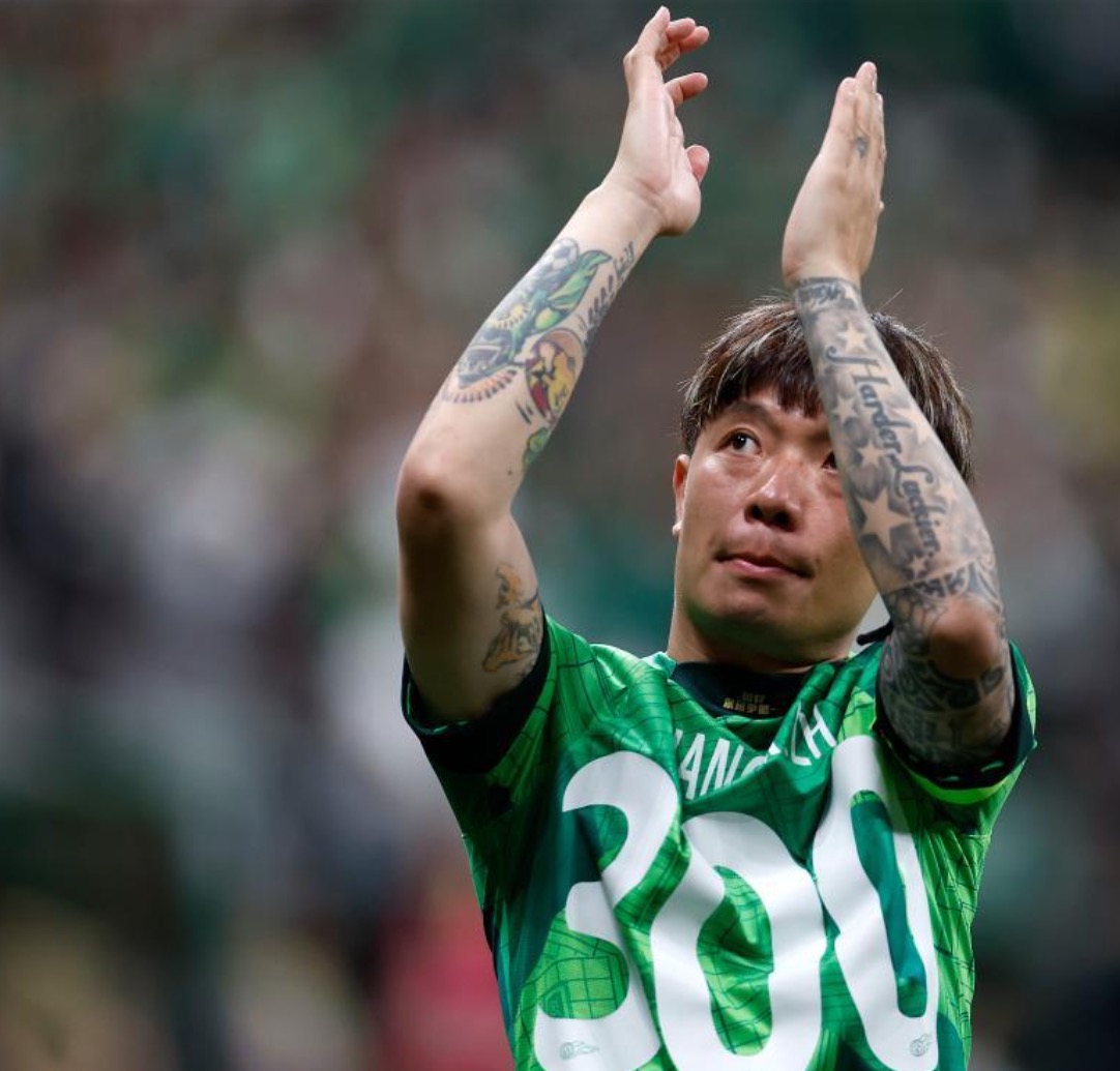 Zhang Xizhe acknowledges the fans after after their Chinese Super League win over Cangzhou Mighty Lions at the new Workers' Stadium in Beijing, China, May 23, 2023. /Beijing Guoan