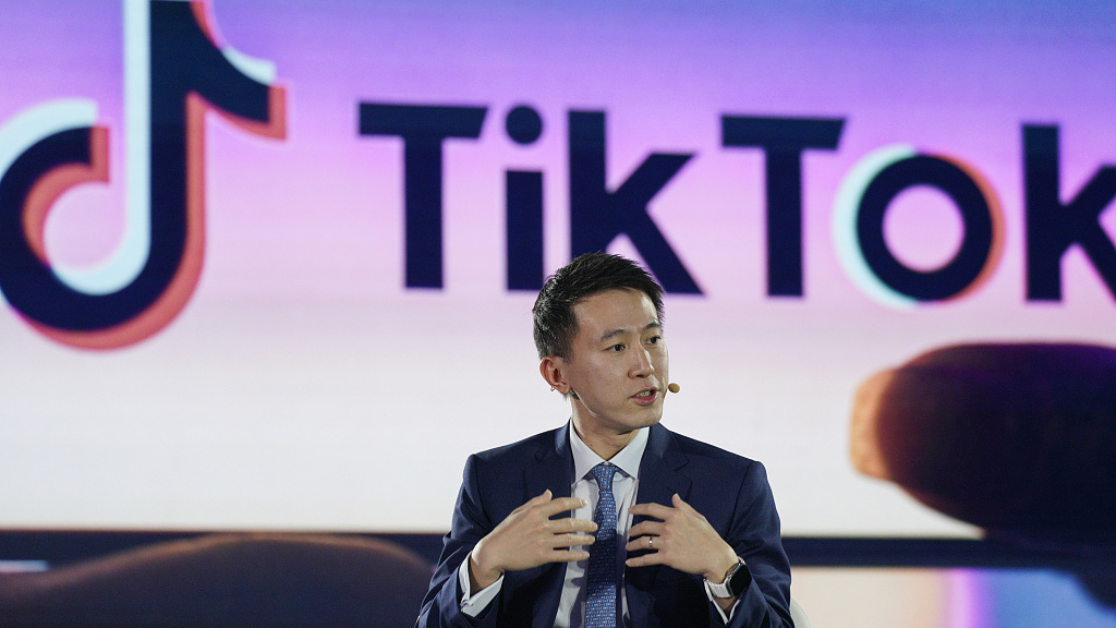 TikTok 首席执行官周寿子在 2022 年 11 月 16 日在新加坡举行的彭博新经济论坛上发表讲话。/CFP
