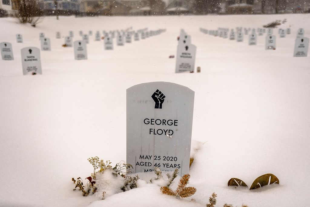 2022 年 2 月 22 日，明尼苏达州明尼阿波利斯乔治·弗洛伊德广场 Say Their Names Cemetery 的墓碑上刻着乔治·弗洛伊德的名字。/CFP