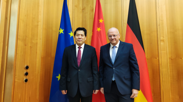 Chinese Special Representative on Eurasian Affairs Li Hui (L) poses for a photo with German Federal Foreign Office State Secretary Andreas Michaelis in Berlin, Germany, May 24, 2023. /Chinese Foreign Ministry
