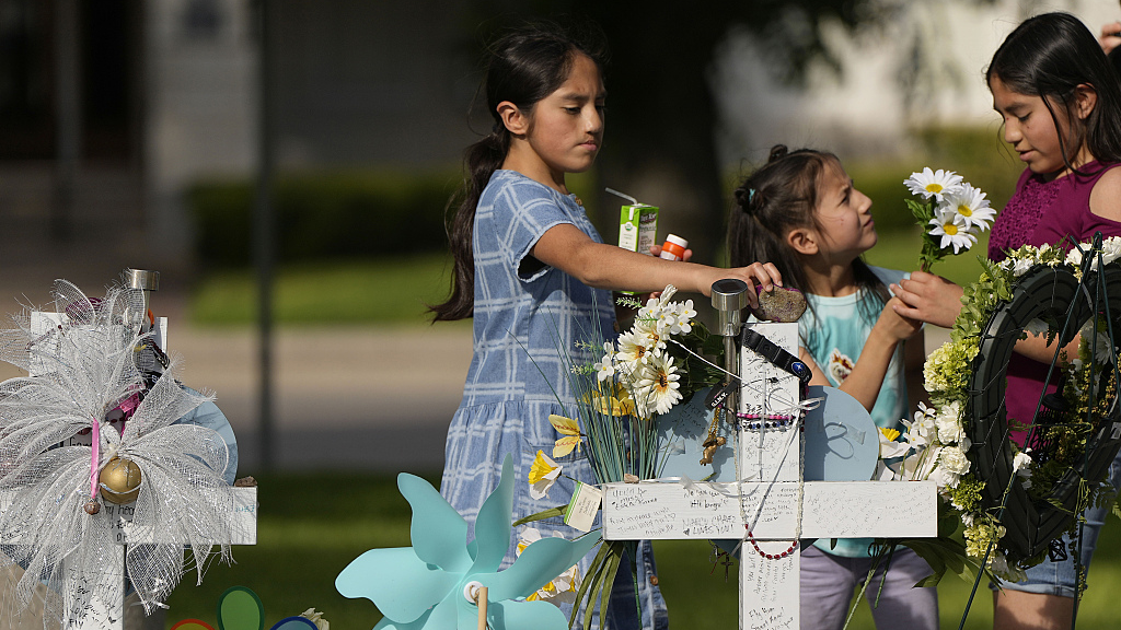 Visitors place flowers at a make-shift memorial in Uvalde, Texas, U.S., May 24, 2023. /CFP