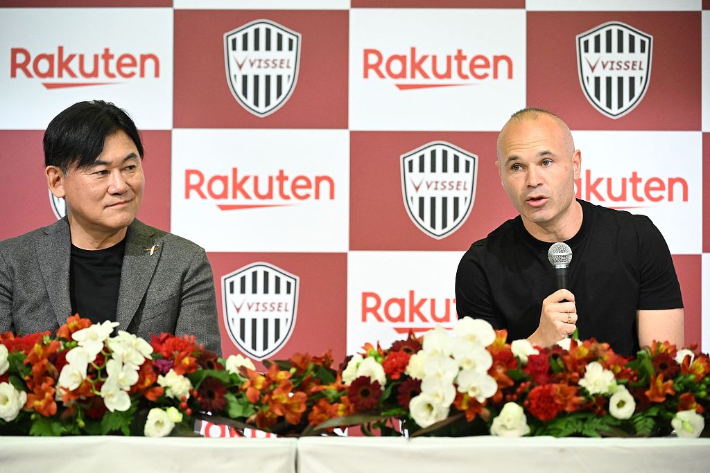 Andres Iniesta (R) of Spain speaks during a press conference to announce his departure from Japanese club Vissel Kobe in Kobe, Japan, May 25, 2023. /CFP 