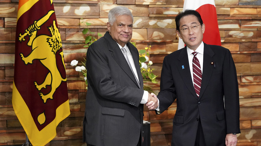 Sri Lankan President Ranil Wickremesinghe, left, and Japanese Prime Minister Fumio Kishida shake hands before their meeting at the prime minister's office, May 25, 2023, in Tokyo. /CFP