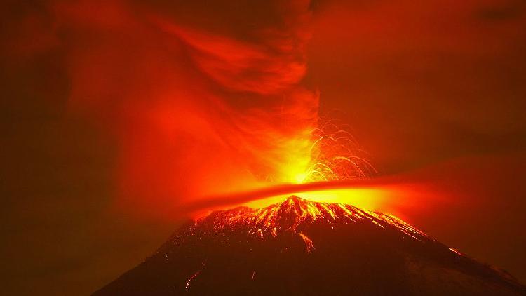 Volcán retumba cerca de Ciudad de México arrojando ceniza, gas y lava