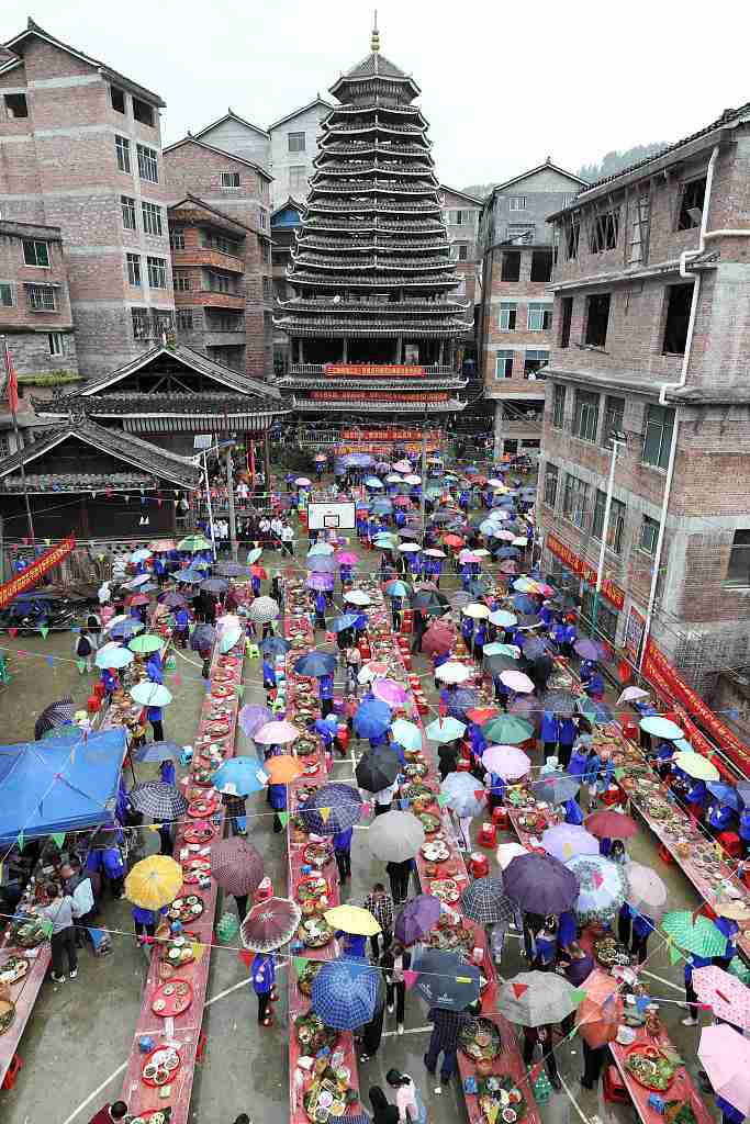 Dong people hold a big banquet in Pingliu Village of Liuzhou, south China's Guangxi Zhuang Autonomous Region to celebrate Wufan Festival. /CFP