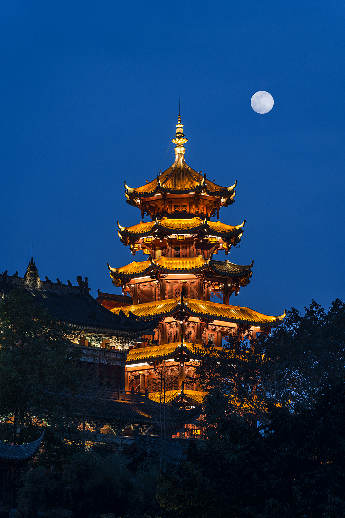 A night view of Bao Lun Temple in Ciqikou Ancient Town /CFP