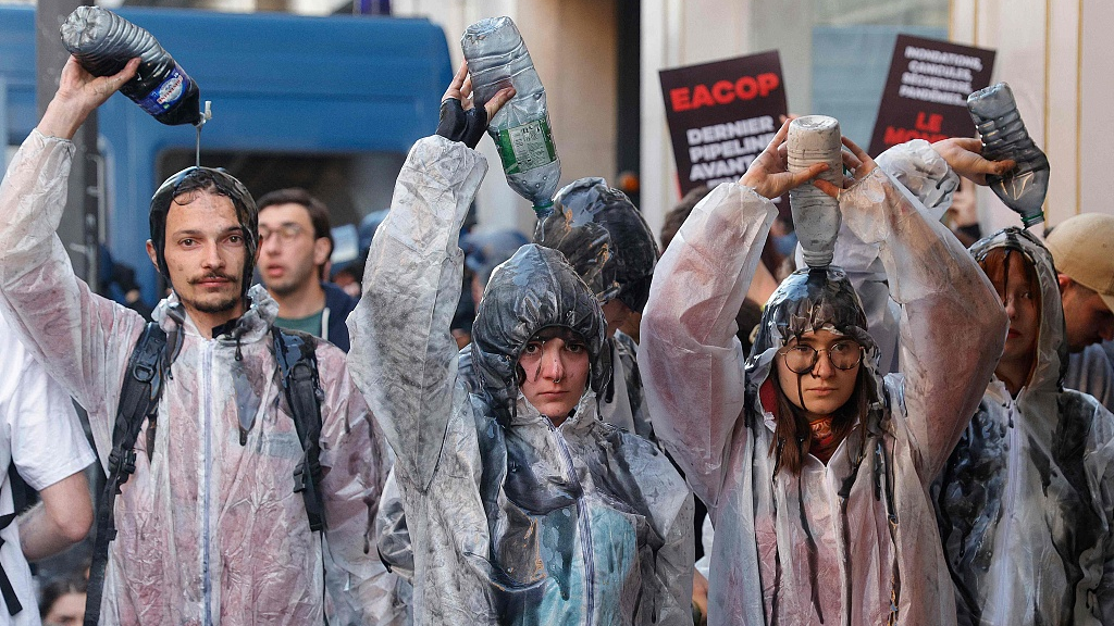 Climate protesters pour black liquid over them during a demonstration on the outskirts of the Paris venue for the TotalEnergies annual general meeting in Paris, France, May 26, 2023. /CFP