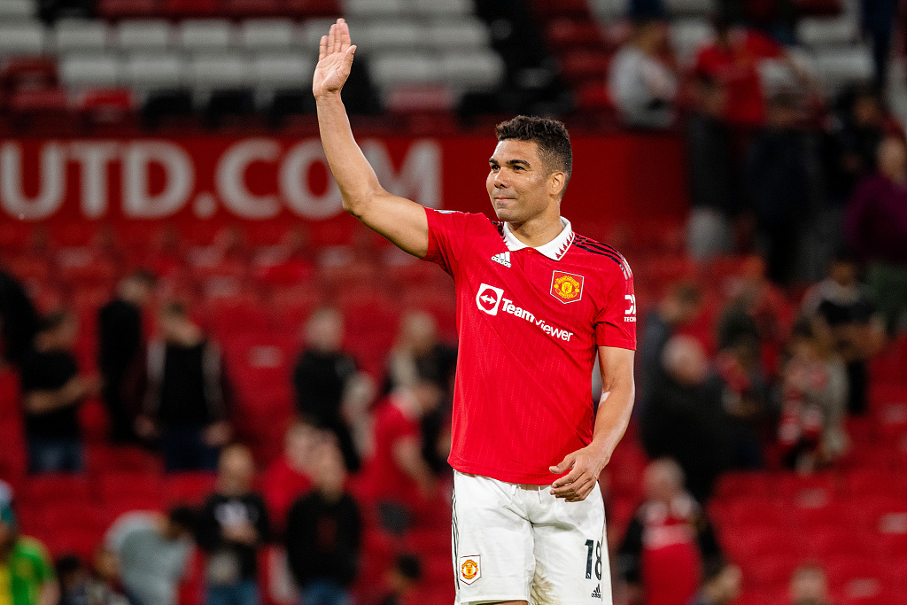 Casemiro of Manchester United acknowledges fans after their Premier League clash with Chelsea at the Old Trafford stadium in Manchester, England, May 25, 2023. /CFP