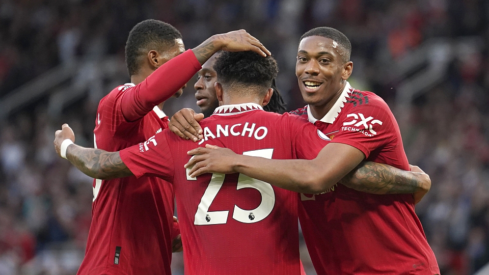 Manchester United players celebrate during their Premier League clash with Chelsea at the Old Trafford stadium in Manchester, England, May 25, 2023. /CFP